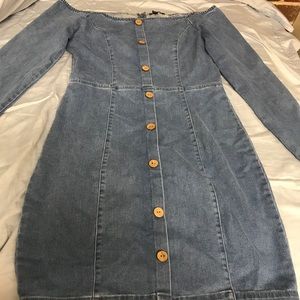 I’m selling a Blāshe Demi midi dress.